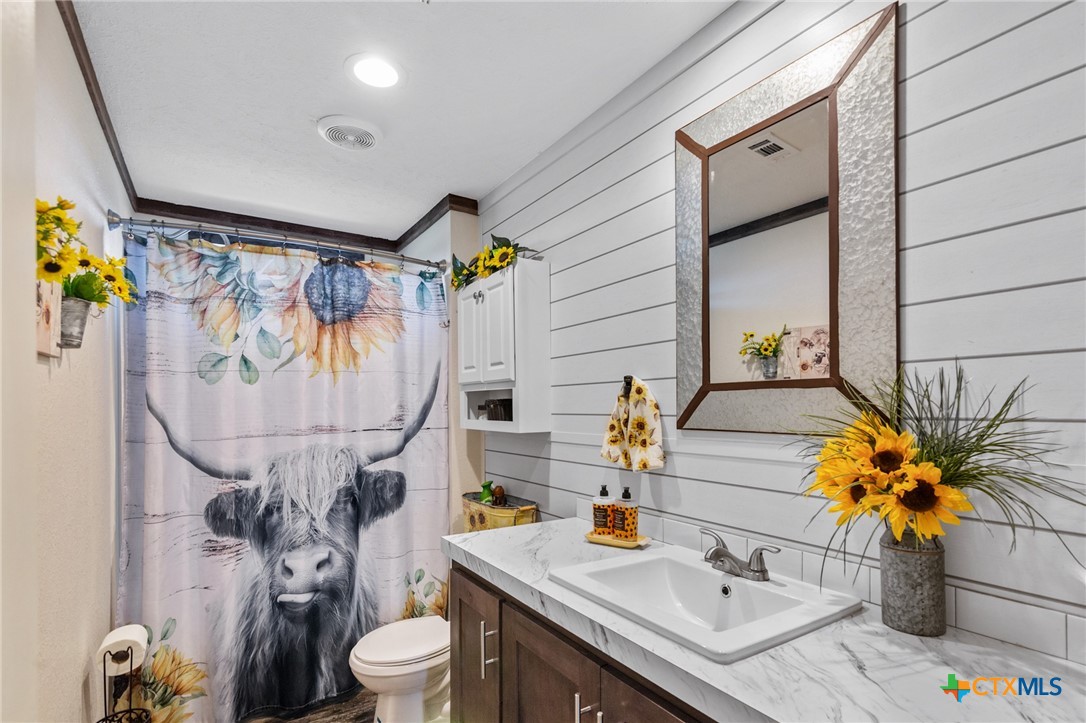 Hallettsville, Texas, 77964, United States, 4 Bedrooms Bedrooms, ,3 BathroomsBathrooms,Residential,For Sale,1988312