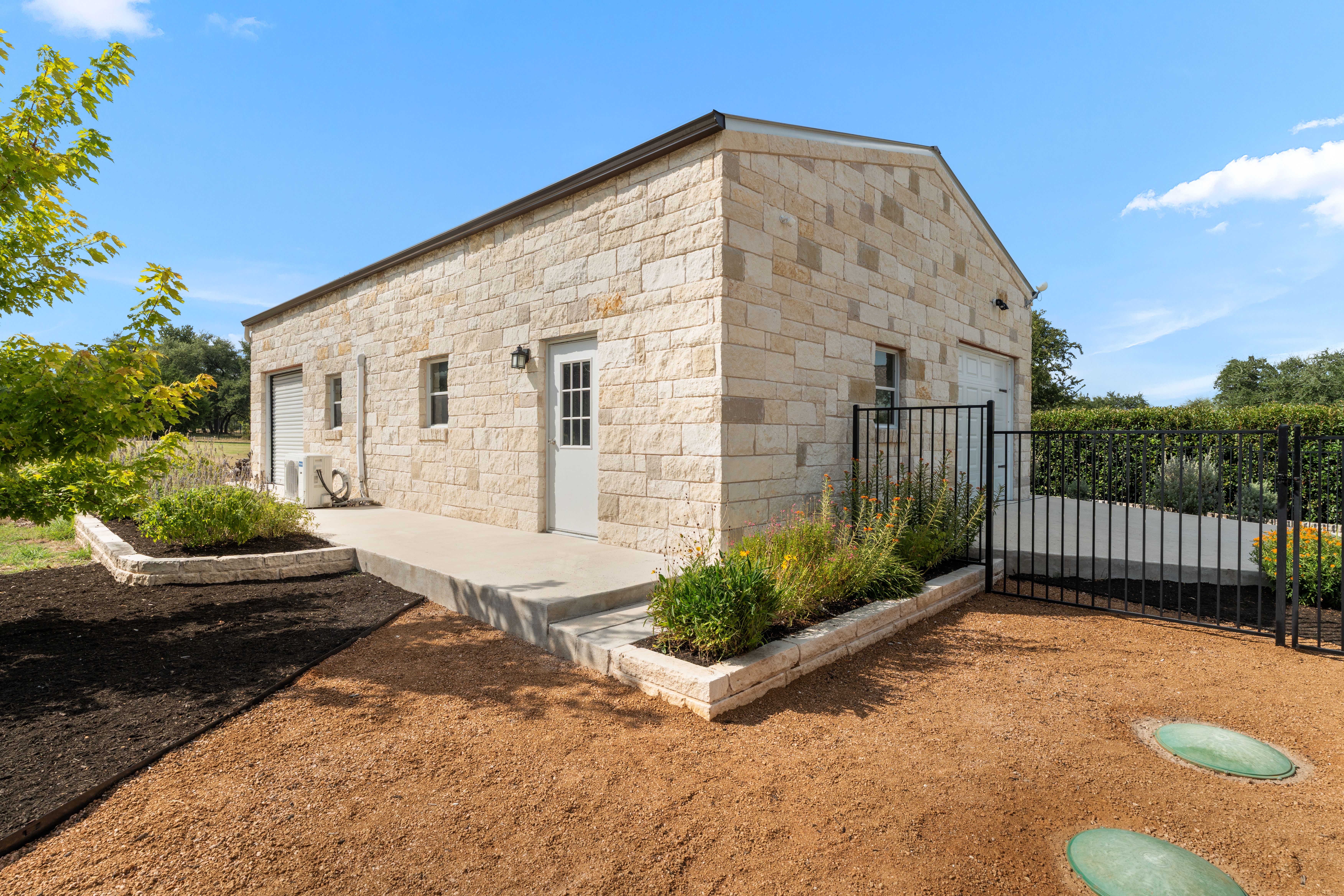 Versatile Living on 1+ Acres - 物件實景