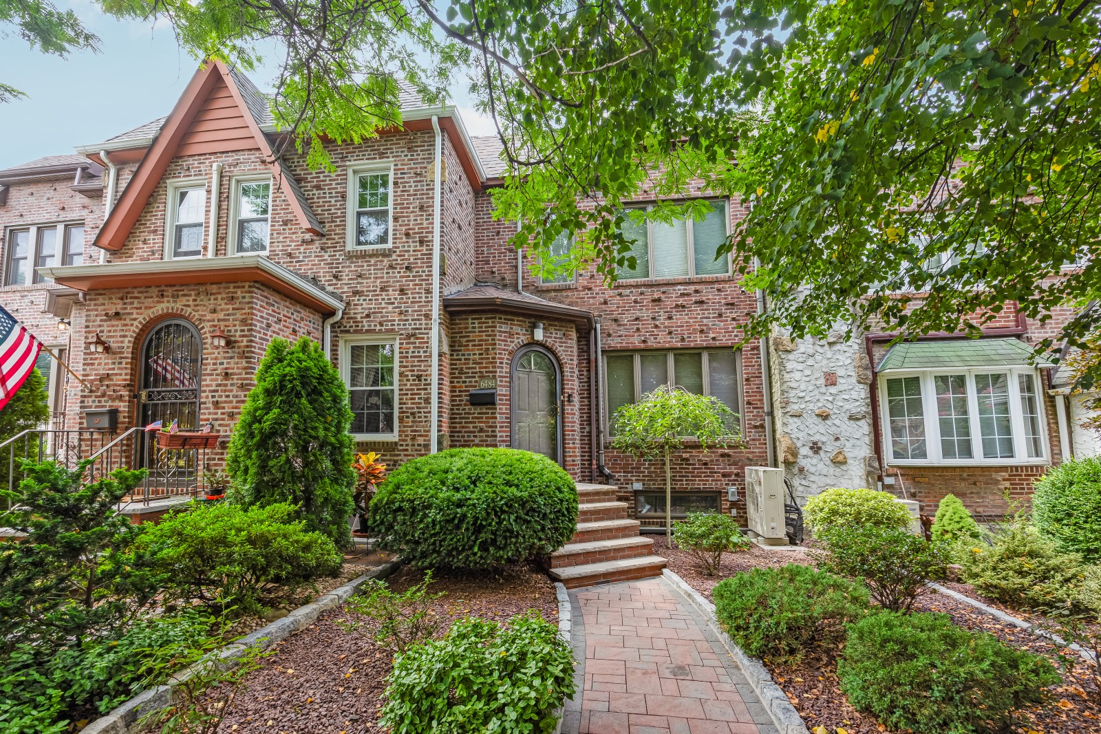 Middle Village, New York, 11379, United States, 3 Bedrooms Bedrooms, ,2 BathroomsBathrooms,Residential,For Sale,1941665