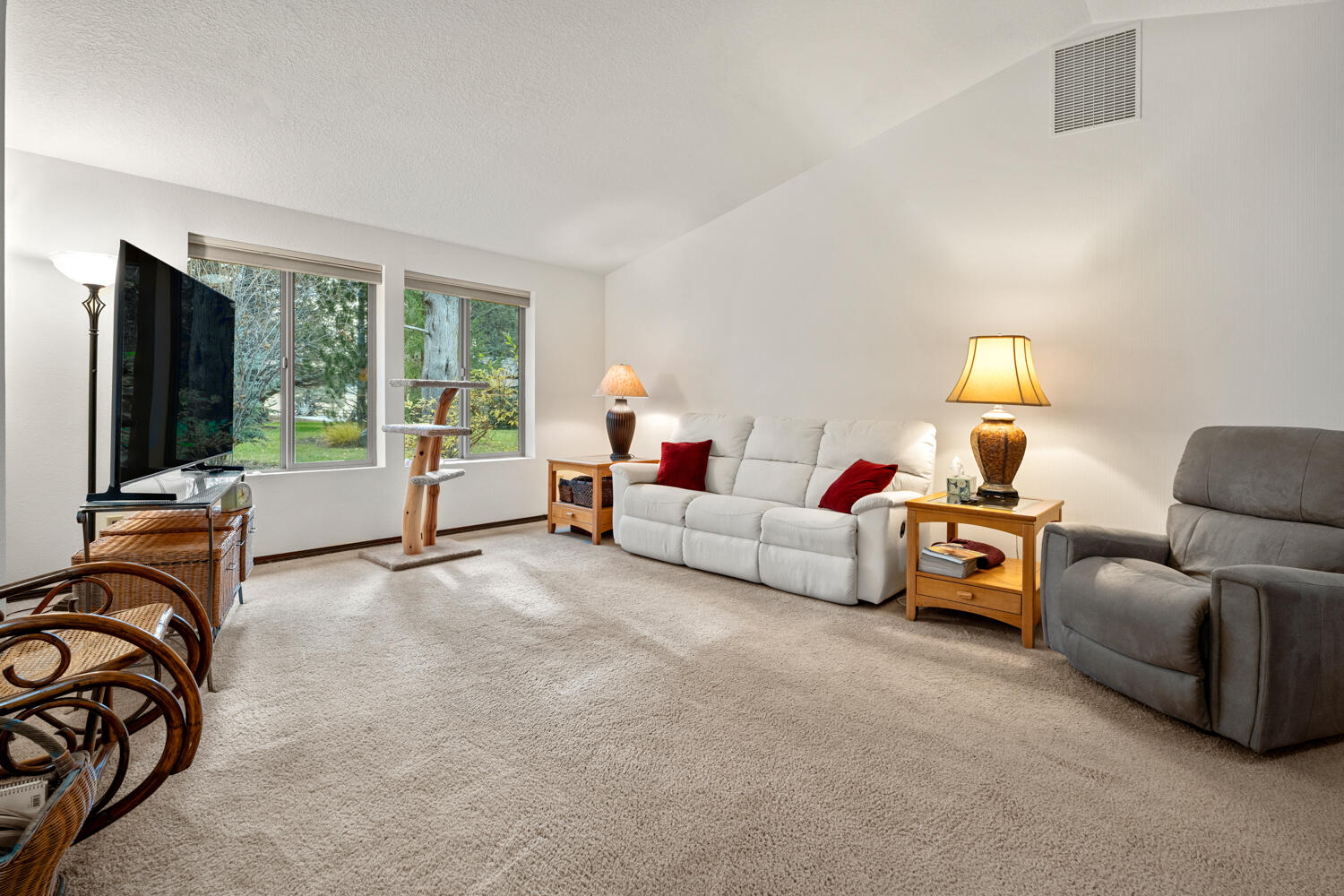 Bend, Oregon, 97702, United States, 2 Bedrooms Bedrooms, ,2 BathroomsBathrooms,Residential,For Sale,1991930