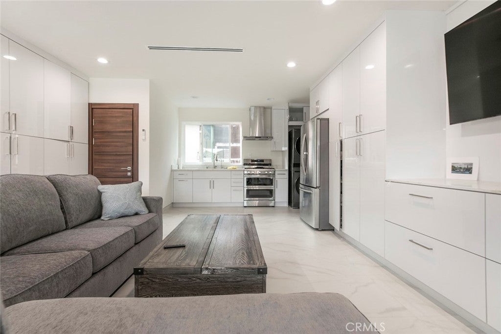 Glendale, California, 91201, United States, 4 Bedrooms Bedrooms, ,5 BathroomsBathrooms,Residential,For Sale,1969452