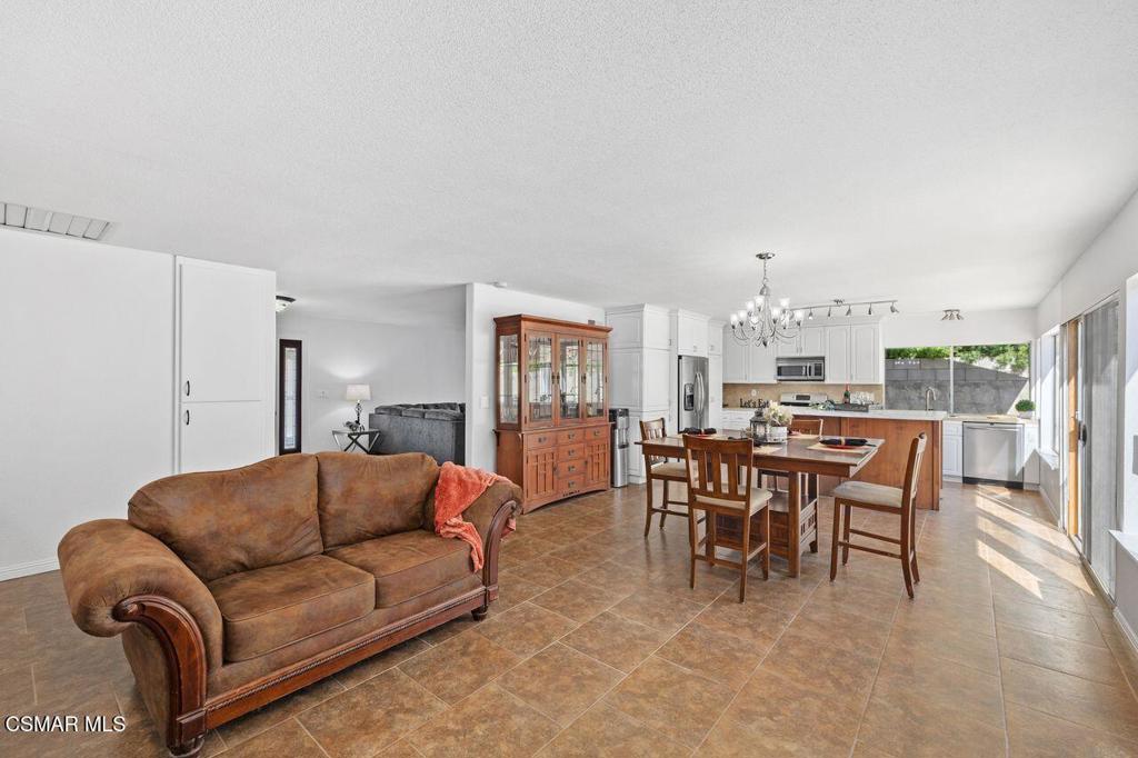 Simi Valley, California, 93065, United States, 3 Bedrooms Bedrooms, ,2 BathroomsBathrooms,Residential,For Sale,1960953