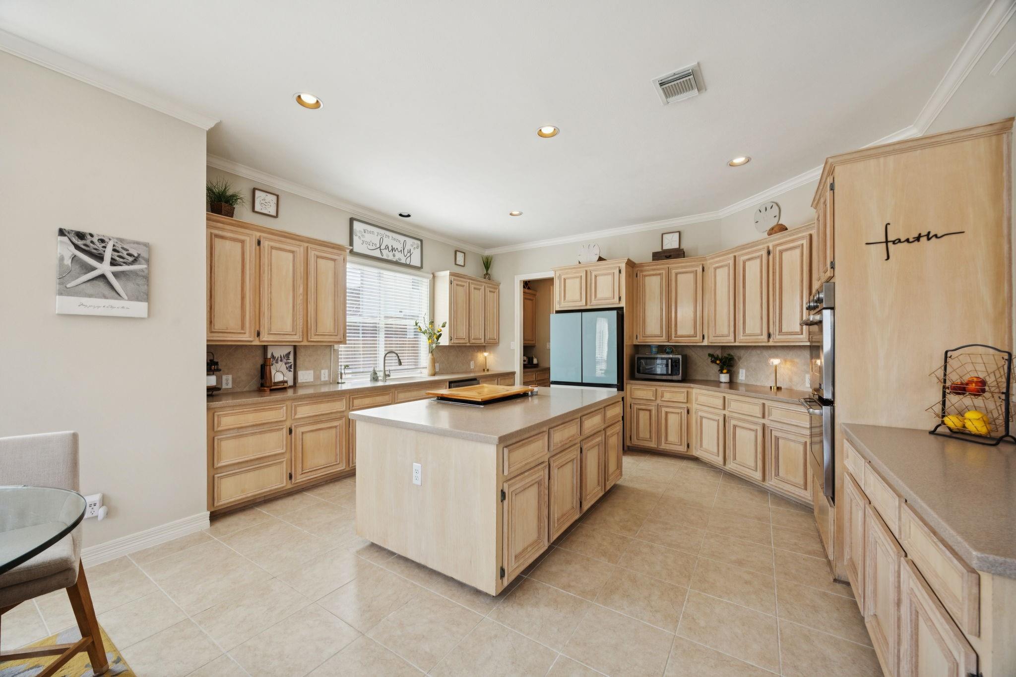 League City, Texas, 77573, United States, 5 Bedrooms Bedrooms, ,4 BathroomsBathrooms,Residential,For Sale,1868193