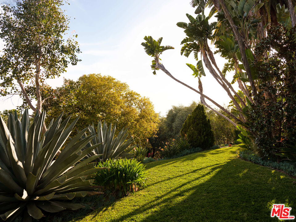 Los Angeles, California, 90027, United States, 6 Bedrooms Bedrooms, ,11 BathroomsBathrooms,Residential,For Sale,1695736
