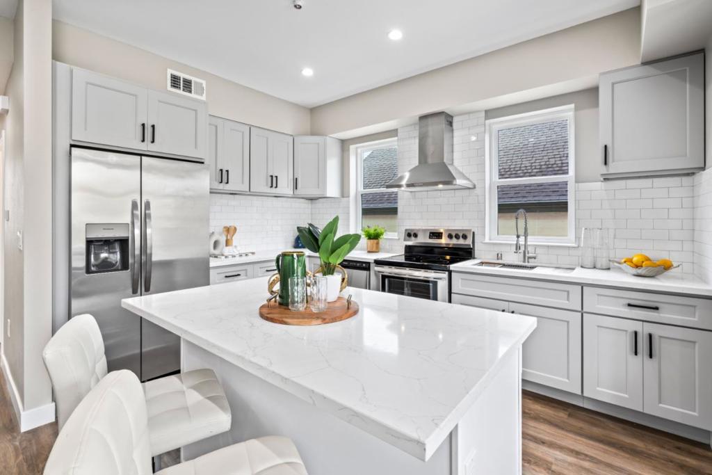 South San Francisco, California, 94080, United States, 4 Bedrooms Bedrooms, ,4 BathroomsBathrooms,Residential,For Sale,2034124