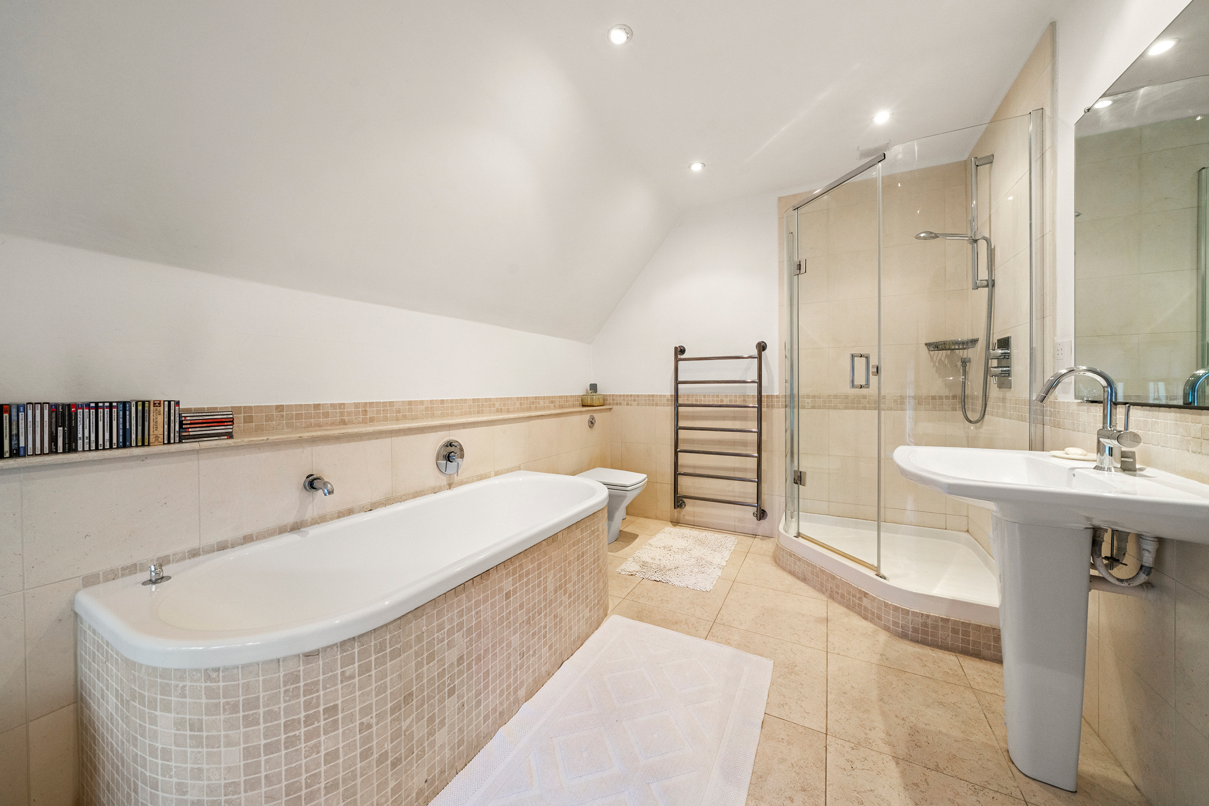  A Handsome House on One of Esher’s Most Coveted Private Roads - 物件實景