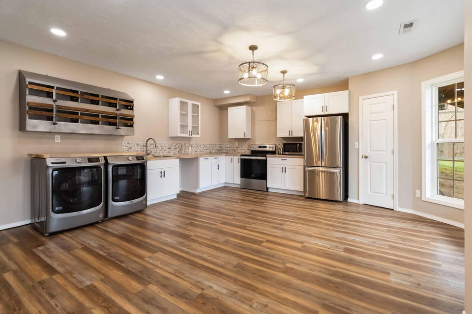 Dunnville, Kentucky, 42528, United States, 6 Bedrooms Bedrooms, ,5 BathroomsBathrooms,Residential,For Sale,1998018