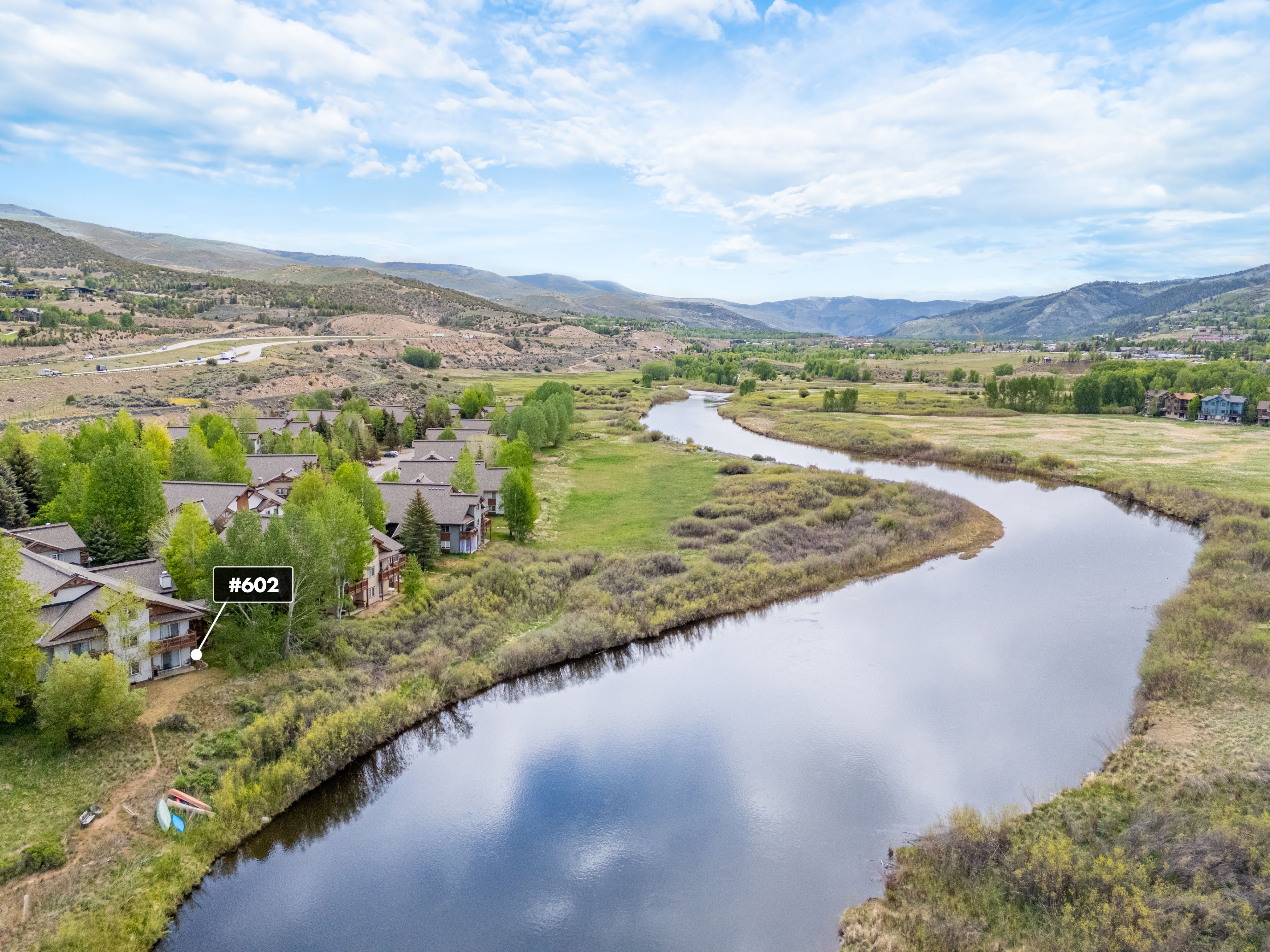  South-Facing End-Unit Residence With Beautiful River and Mountain views - 物件實景