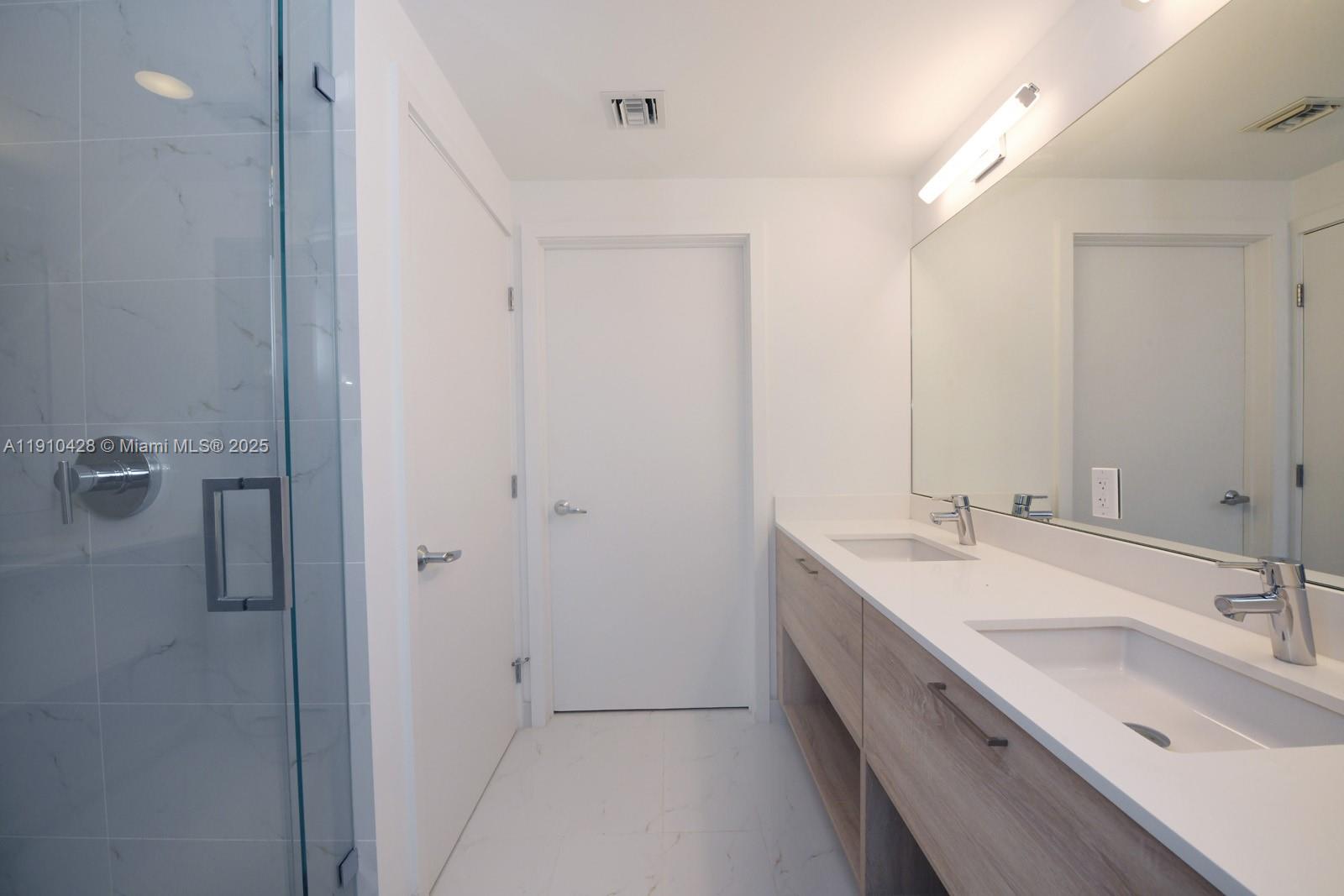 North Miami Beach, Florida, 33160, United States, 2 Bedrooms Bedrooms, ,2 BathroomsBathrooms,Residential,For Sale,1989181