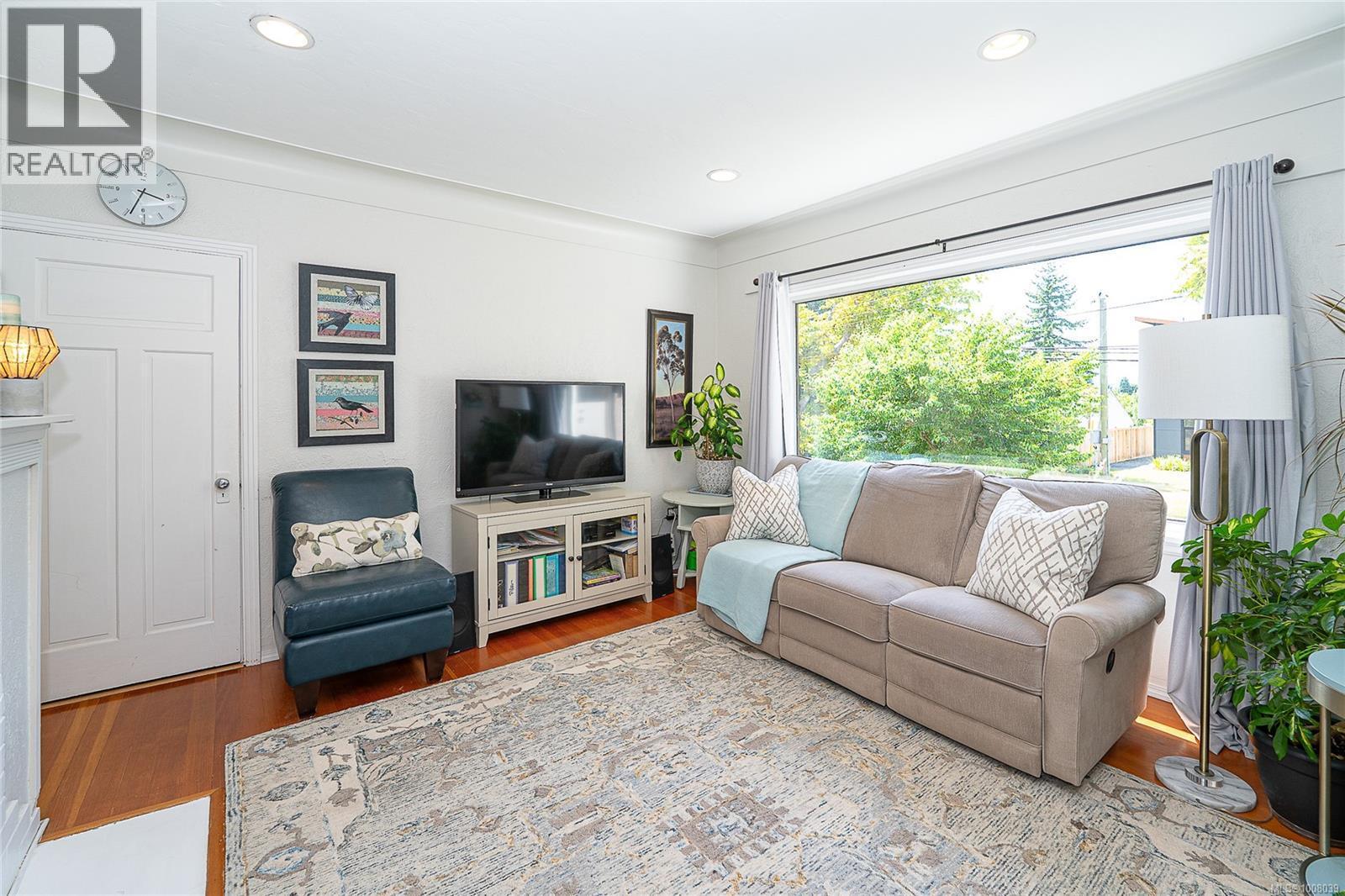 SAANICH, British Columbia, V8Z 3T7, CA, 2 Bedrooms Bedrooms, ,2 BathroomsBathrooms,Residential,For Sale,1948861