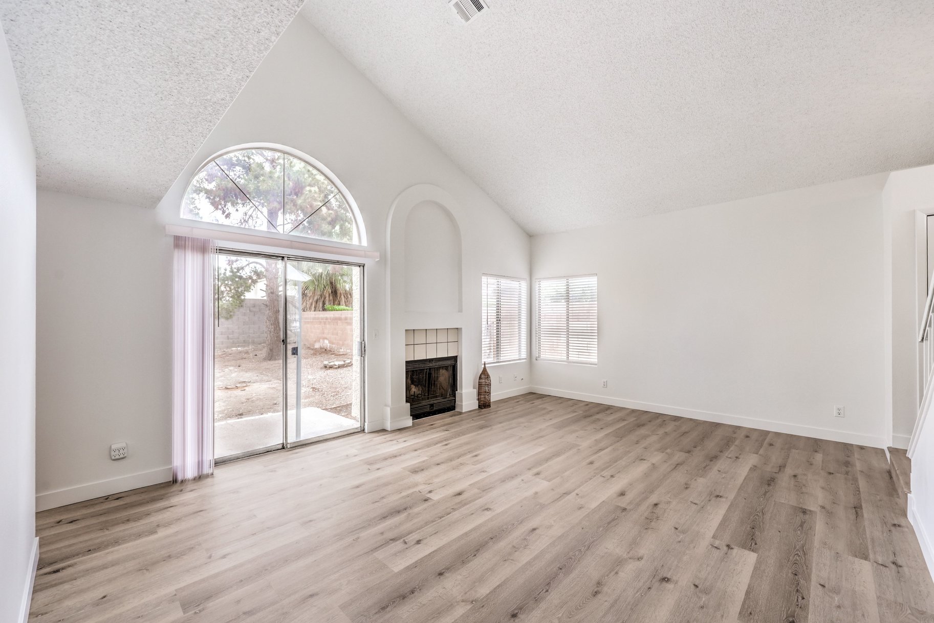  Fresh, Spacious & Move-In Ready — Green Valley Home on an Oversized Lot - 物件實景