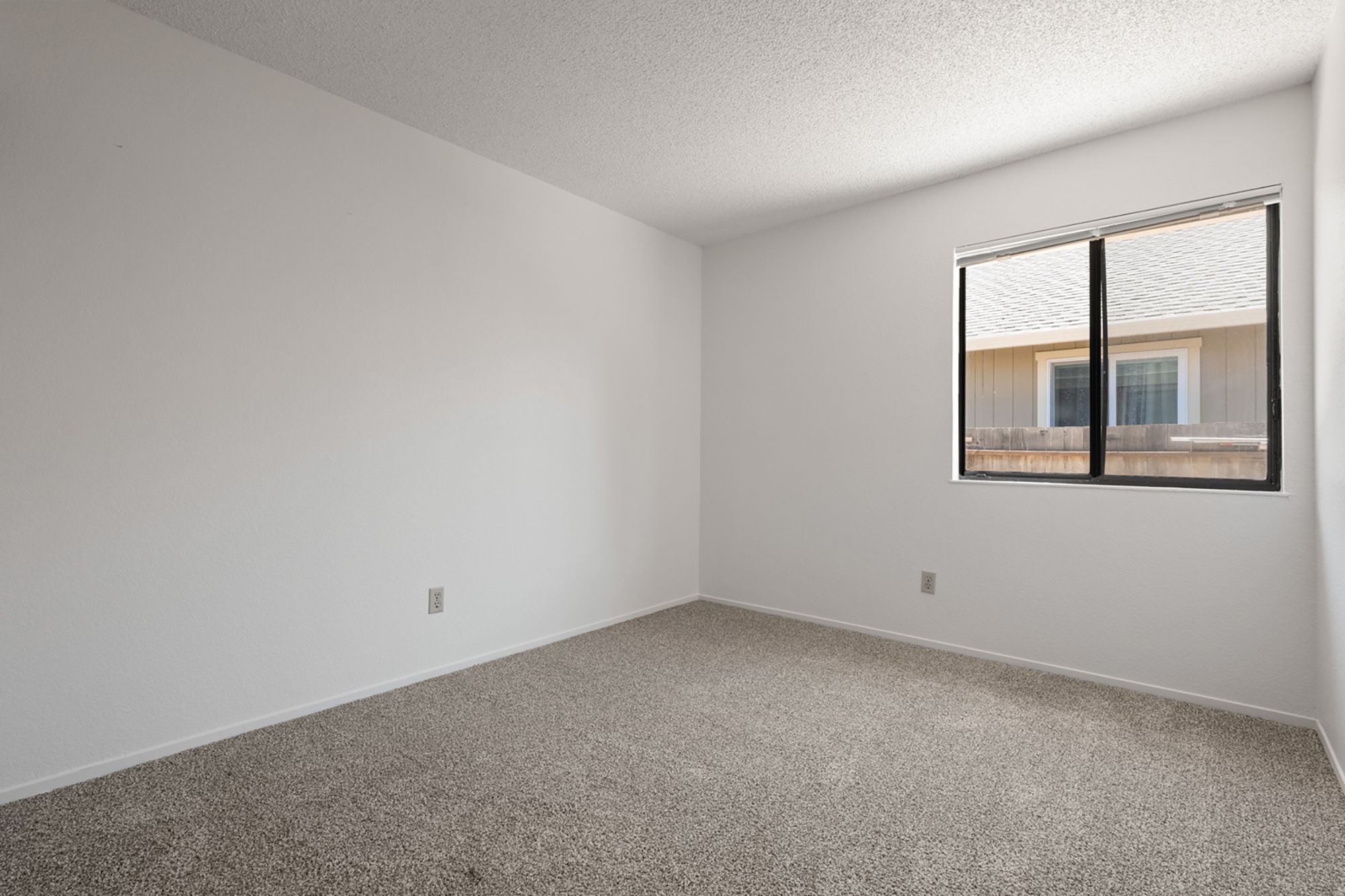  Single-level living + M Section location + owned solar + move-in ready - 物件實景