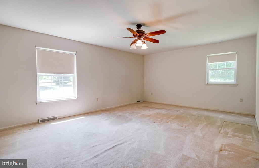 Warrenton, Virginia, 20187, United States, 3 Bedrooms Bedrooms, ,3 BathroomsBathrooms,Residential,For Sale,2049291