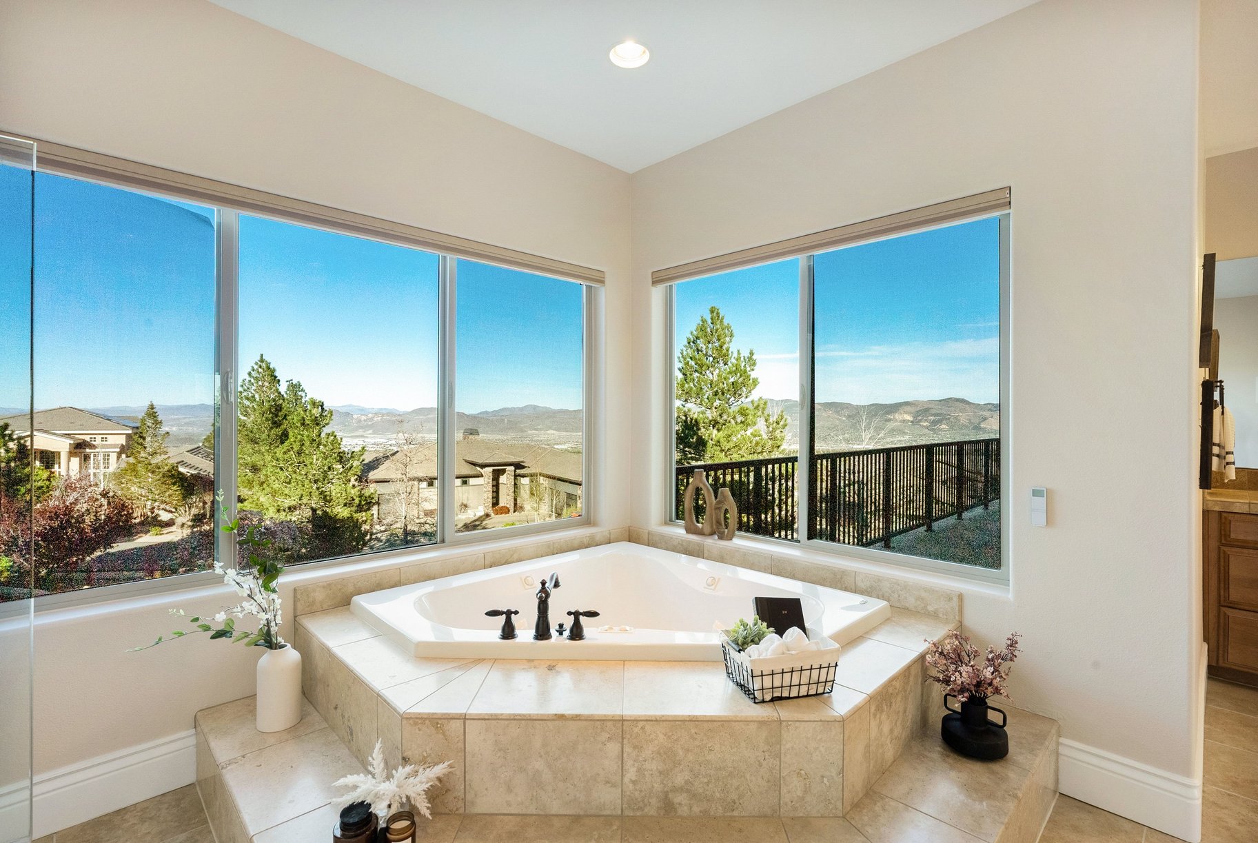  Private Mountain Estate with Elevated Views - 物件實景