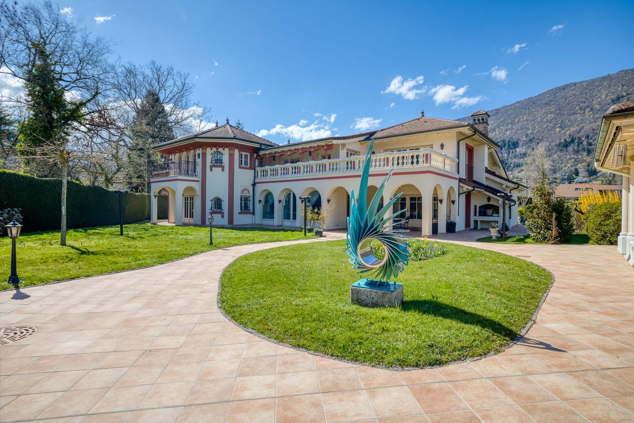  Exceptional property, unique waterfront location on Annecy