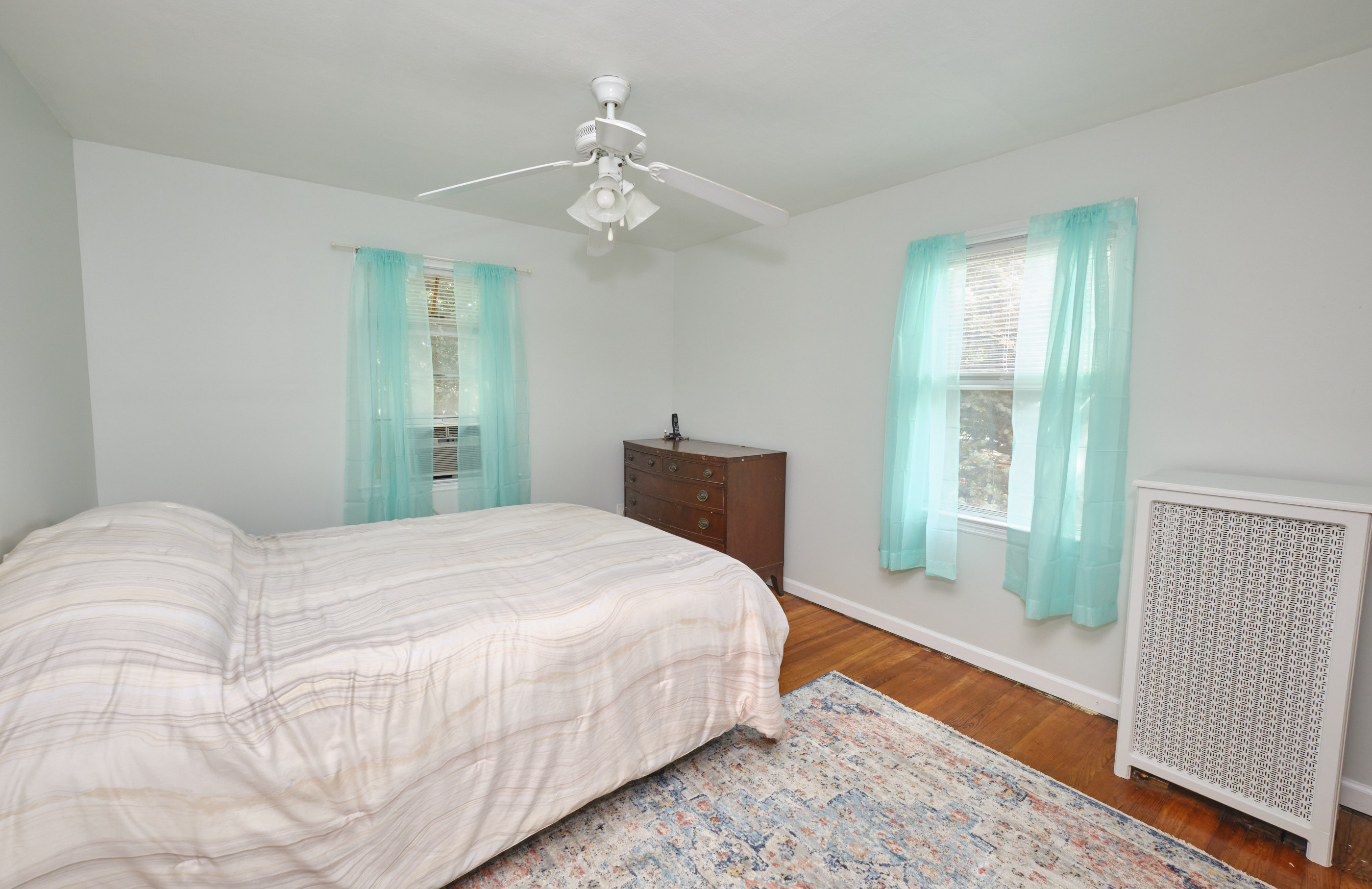 Floral Park, New York, 11001, United States, 3 Bedrooms Bedrooms, ,2 BathroomsBathrooms,Residential,For Sale,1974031