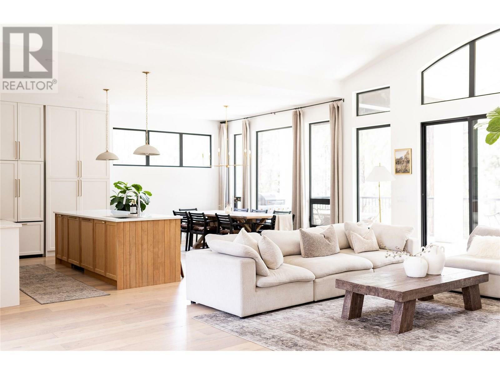 GRAND FORKS, British Columbia, V0H 1H2, CA, 5 Bedrooms Bedrooms, ,5 BathroomsBathrooms,Residential,For Sale,1868553