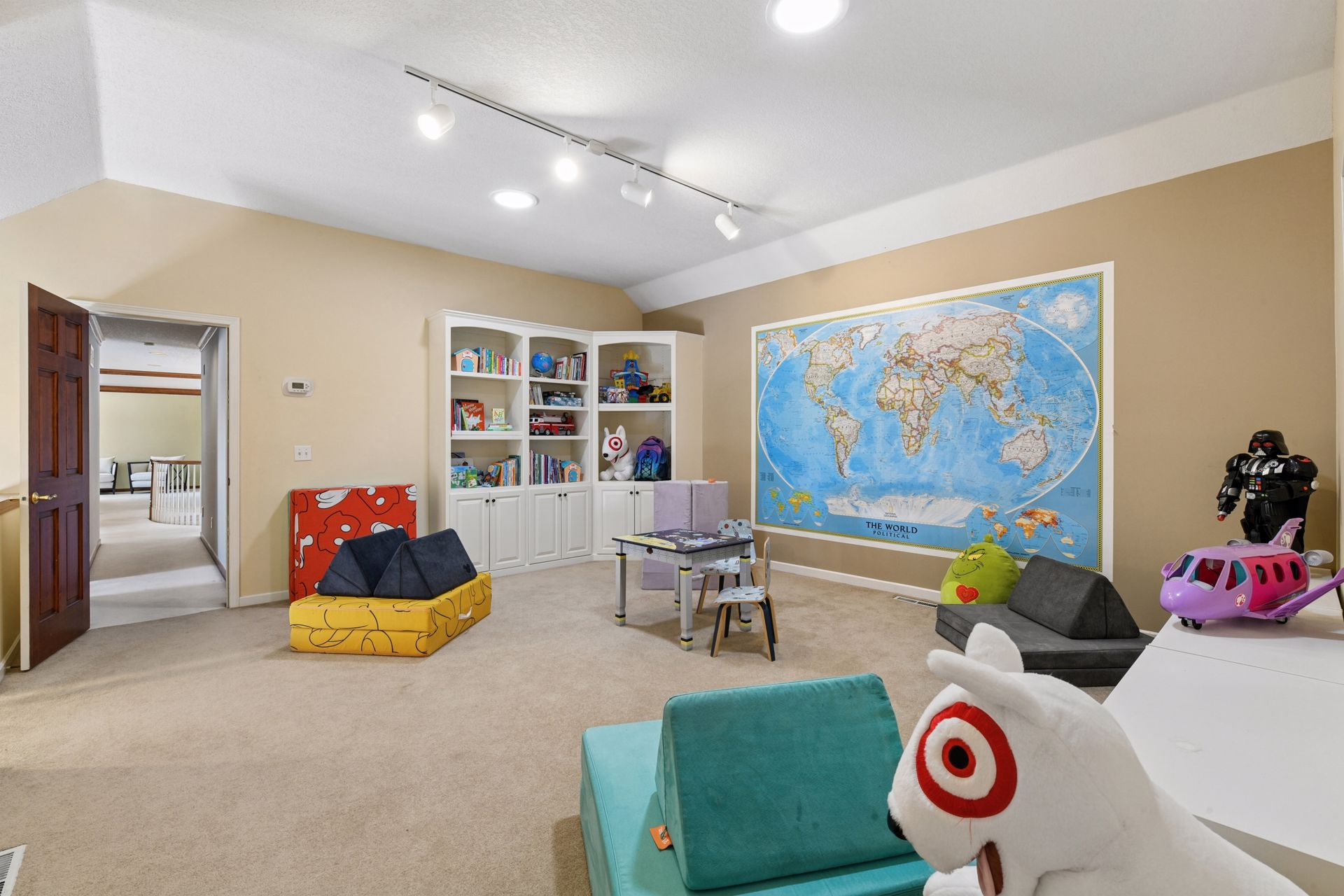  Serene Pondside Living in Edina Spacious Two-Story - 物件實景