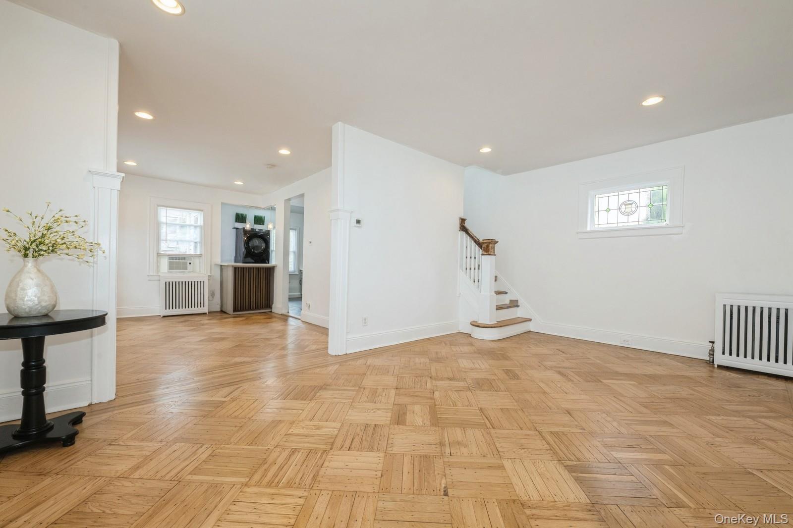Queens Village, New York, 11429, United States, 3 Bedrooms Bedrooms, ,2 BathroomsBathrooms,Residential,For Sale,1902128