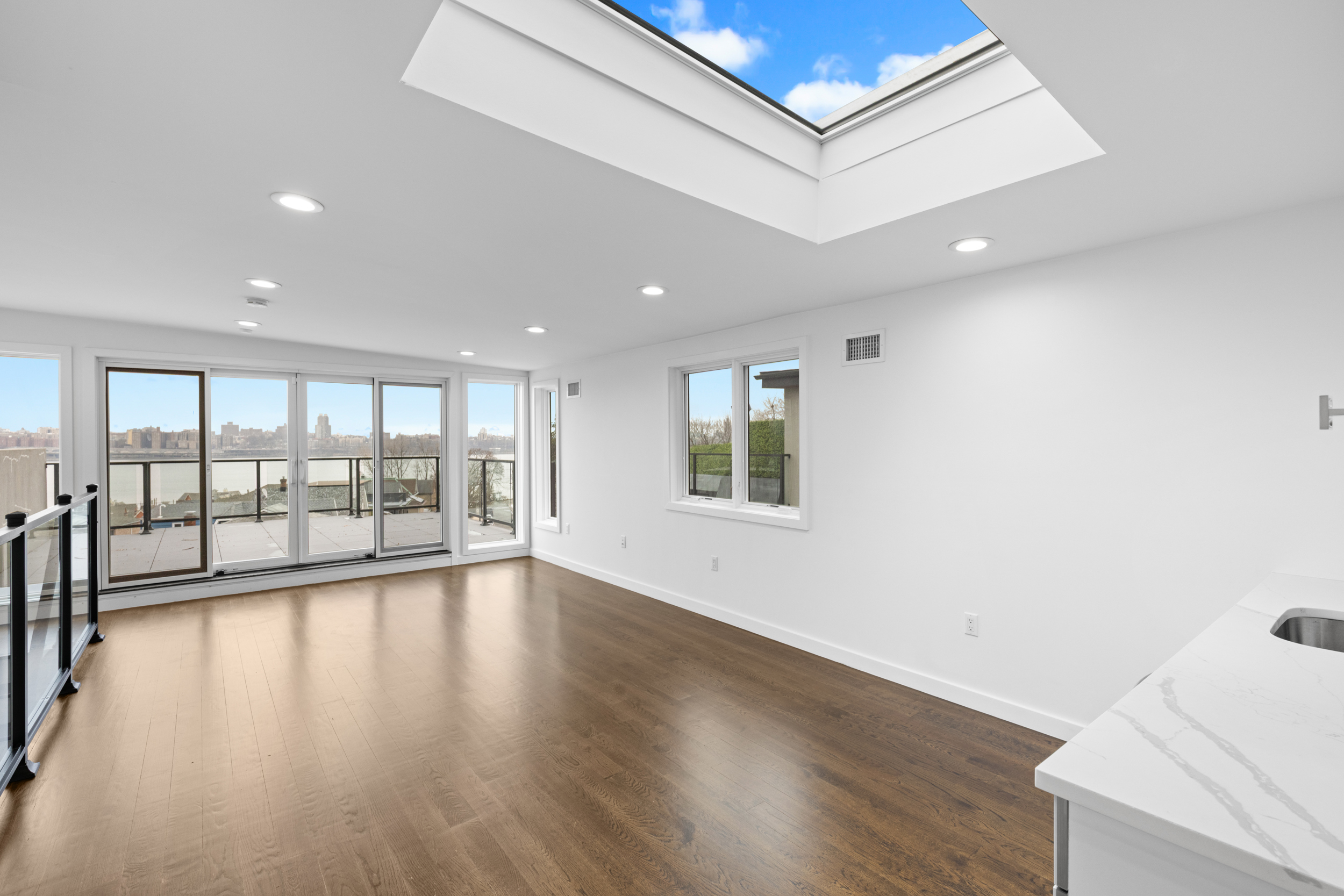  712 Undercliff Avenue, Edgewater, NJ, 07020 - 物件實景