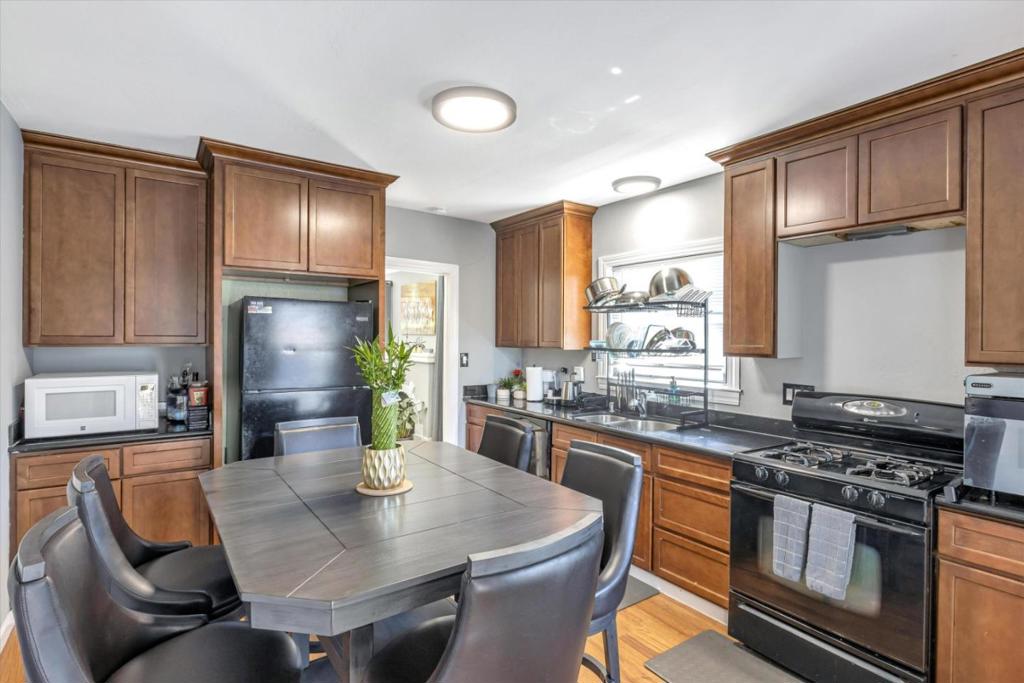 Hayward, California, 94541, United States, 2 Bedrooms Bedrooms, ,1 BathroomBathrooms,Residential,For Sale,1976609