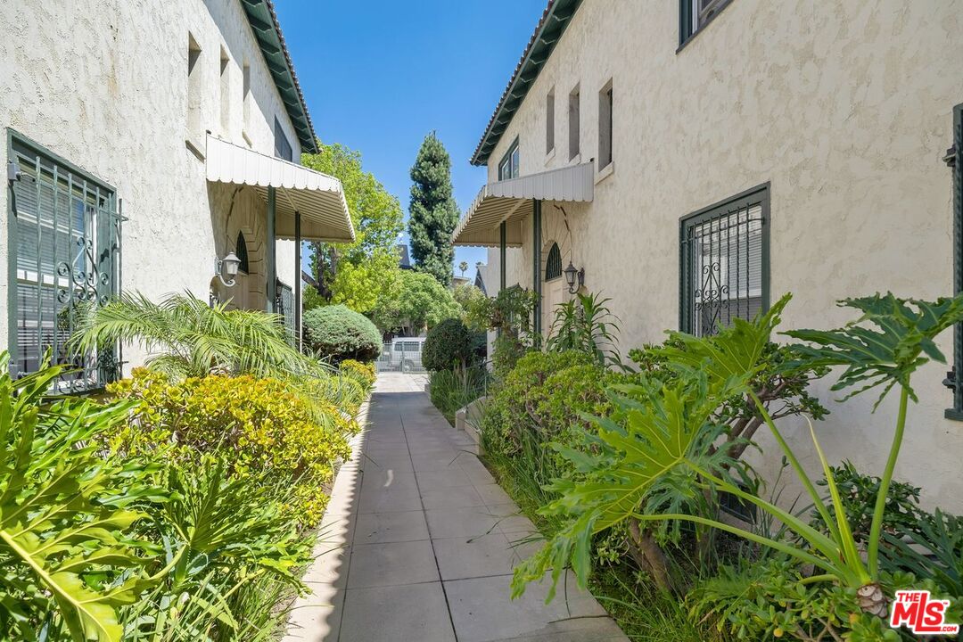 Los Angeles, California, 90019, United States, 12 Bedrooms Bedrooms, ,Residential,For Sale,1885364