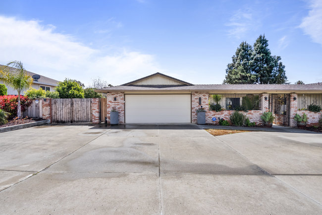 Hollister, California, 95023, United States, 3 Bedrooms Bedrooms, ,2 BathroomsBathrooms,Residential,For Sale,1882231
