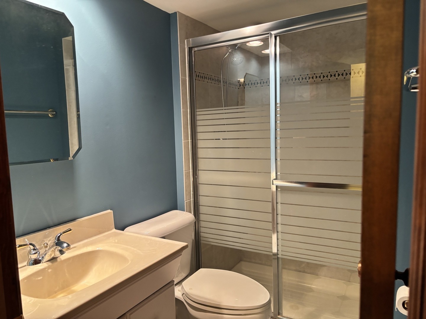 Hoffman Estates, Illinois, 60010, United States, 5 Bedrooms Bedrooms, ,3 BathroomsBathrooms,Residential,For Sale,1989423