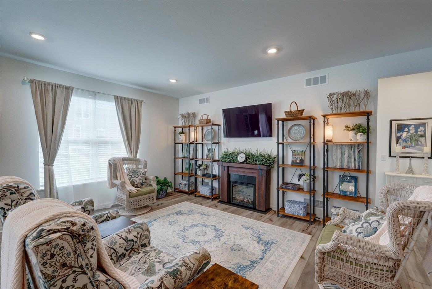 Windsor, Wisconsin, 53598, United States, 3 Bedrooms Bedrooms, ,2 BathroomsBathrooms,Residential,For Sale,1915836