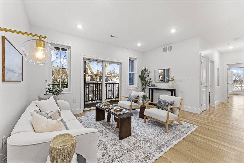 Marlborough, Massachusetts, 01752, United States, 2 Bedrooms Bedrooms, ,3 BathroomsBathrooms,Residential,For Sale,1997186