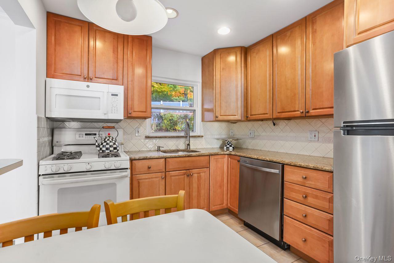 Yonkers, New York, 10710, United States, 4 Bedrooms Bedrooms, ,2 BathroomsBathrooms,Residential,For Sale,1991098