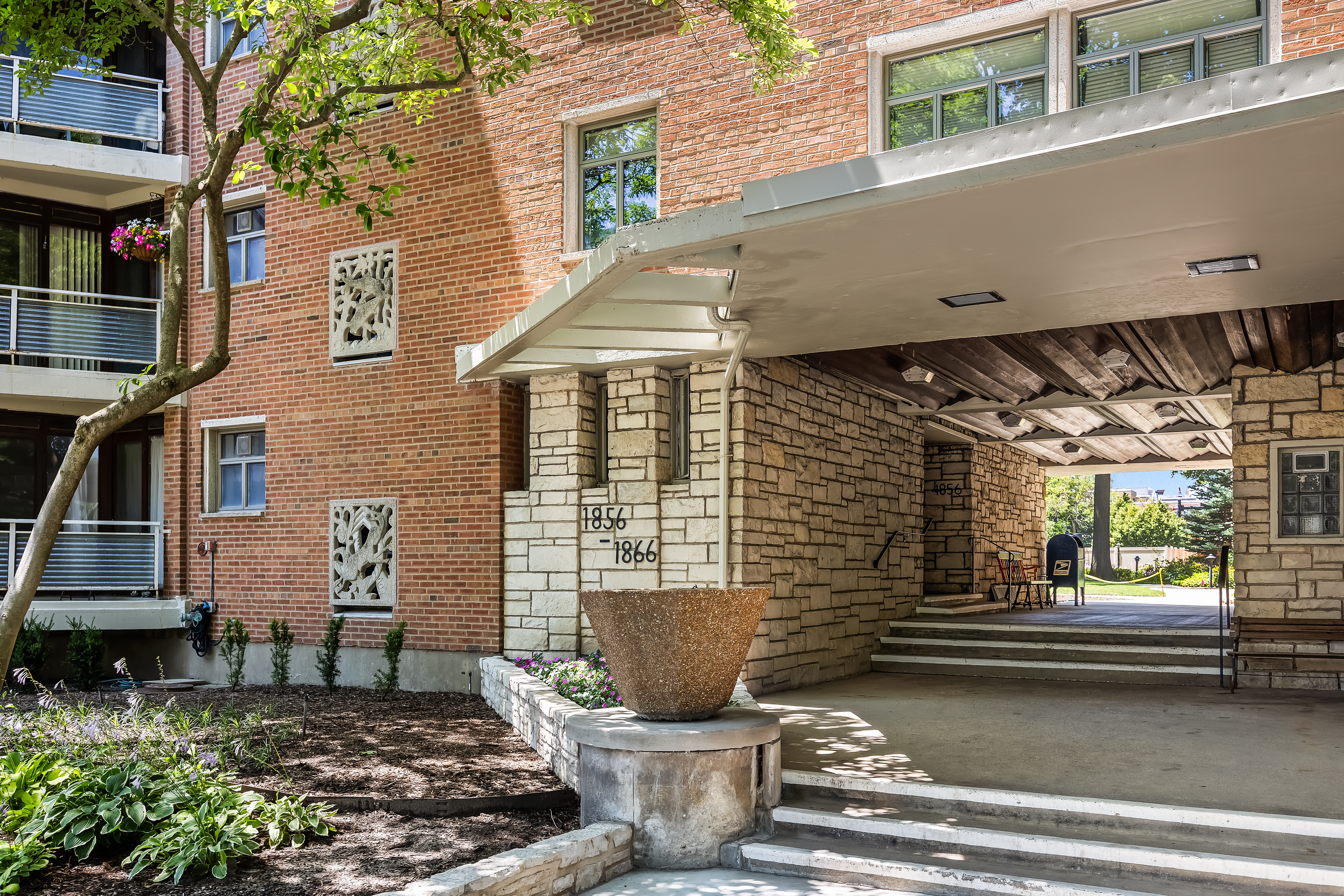  Sophisticated Co-Op Residence in Evanston