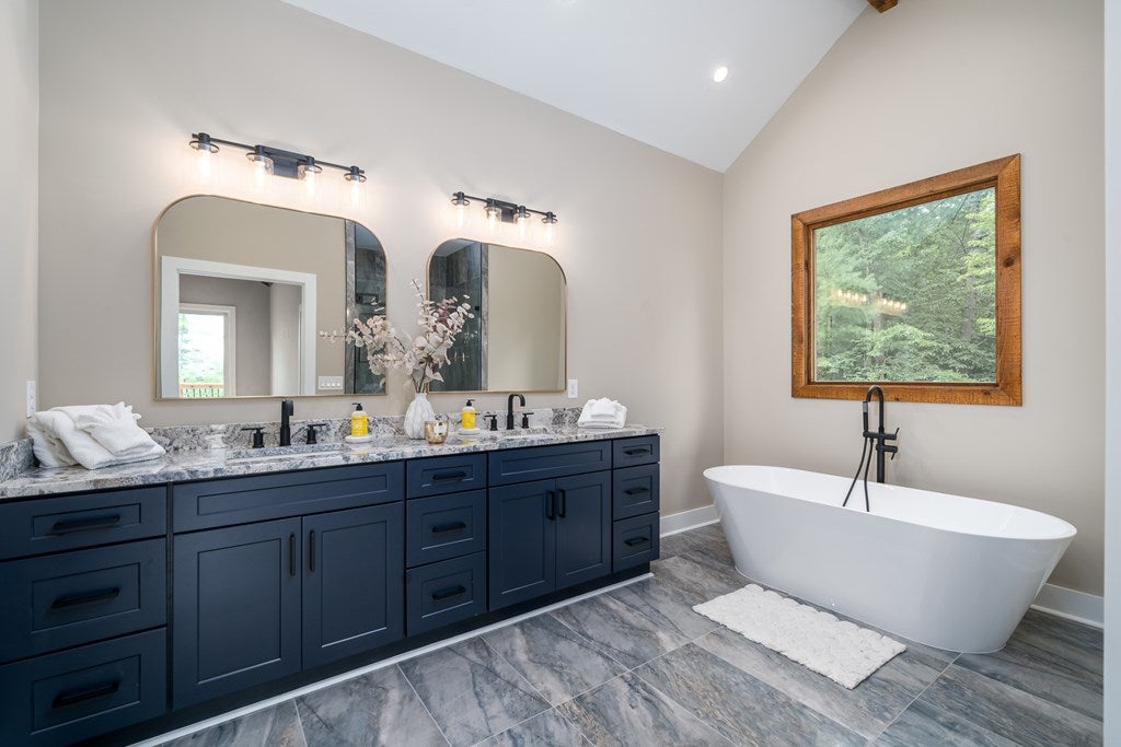 Ellijay, Georgia, 30540, United States, 4 Bedrooms Bedrooms, ,5 BathroomsBathrooms,Residential,For Sale,1858982