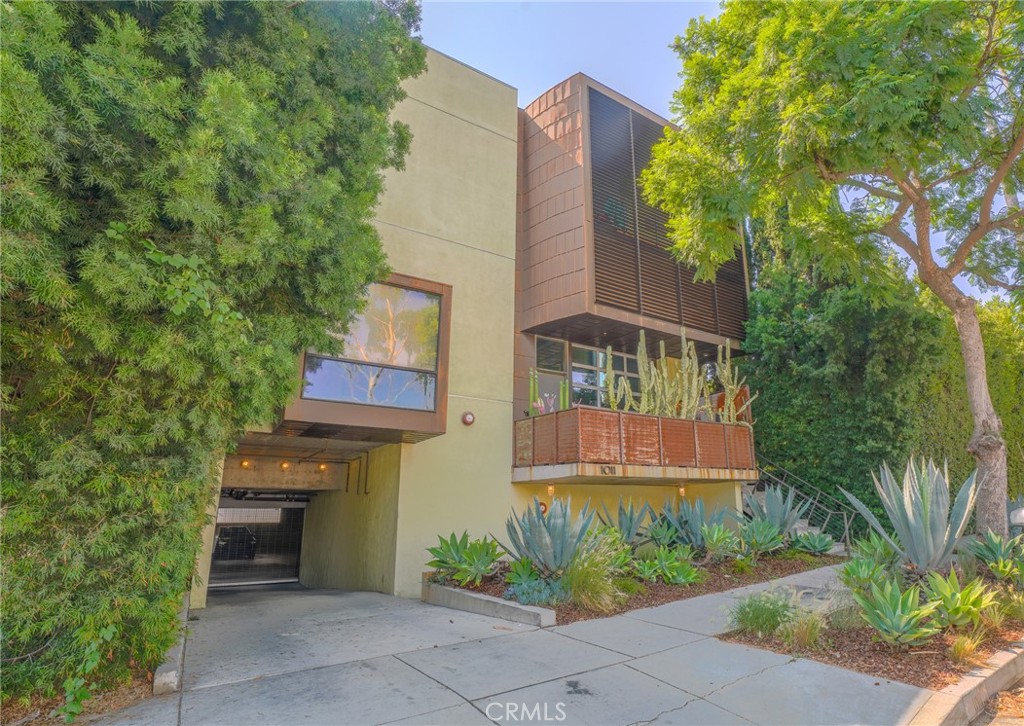 West Hollywood, California, 90046, United States, 1 Bedroom Bedrooms, ,2 BathroomsBathrooms,Residential,For Sale,1913666