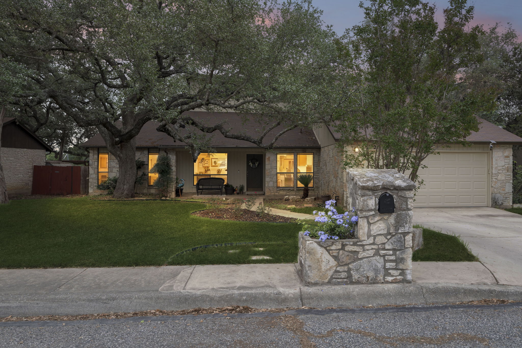  Oak-Canopied Retreat with Pool and Media Room - 物件實景