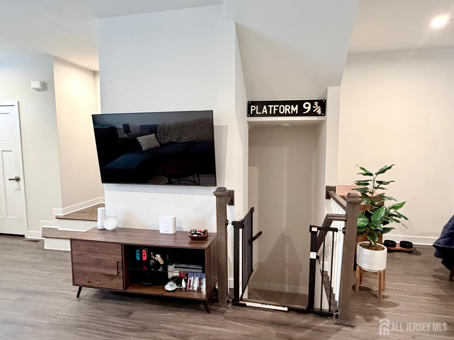 Parlin, New Jersey, 08859, United States, 3 Bedrooms Bedrooms, ,3 BathroomsBathrooms,Residential,For Sale,2012044