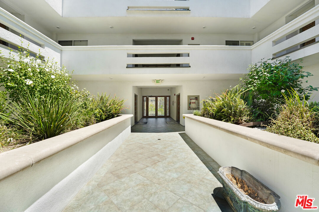 Sherman Oaks, California, 91403, United States, 2 Bedrooms Bedrooms, ,3 BathroomsBathrooms,Residential,For Sale,1900859