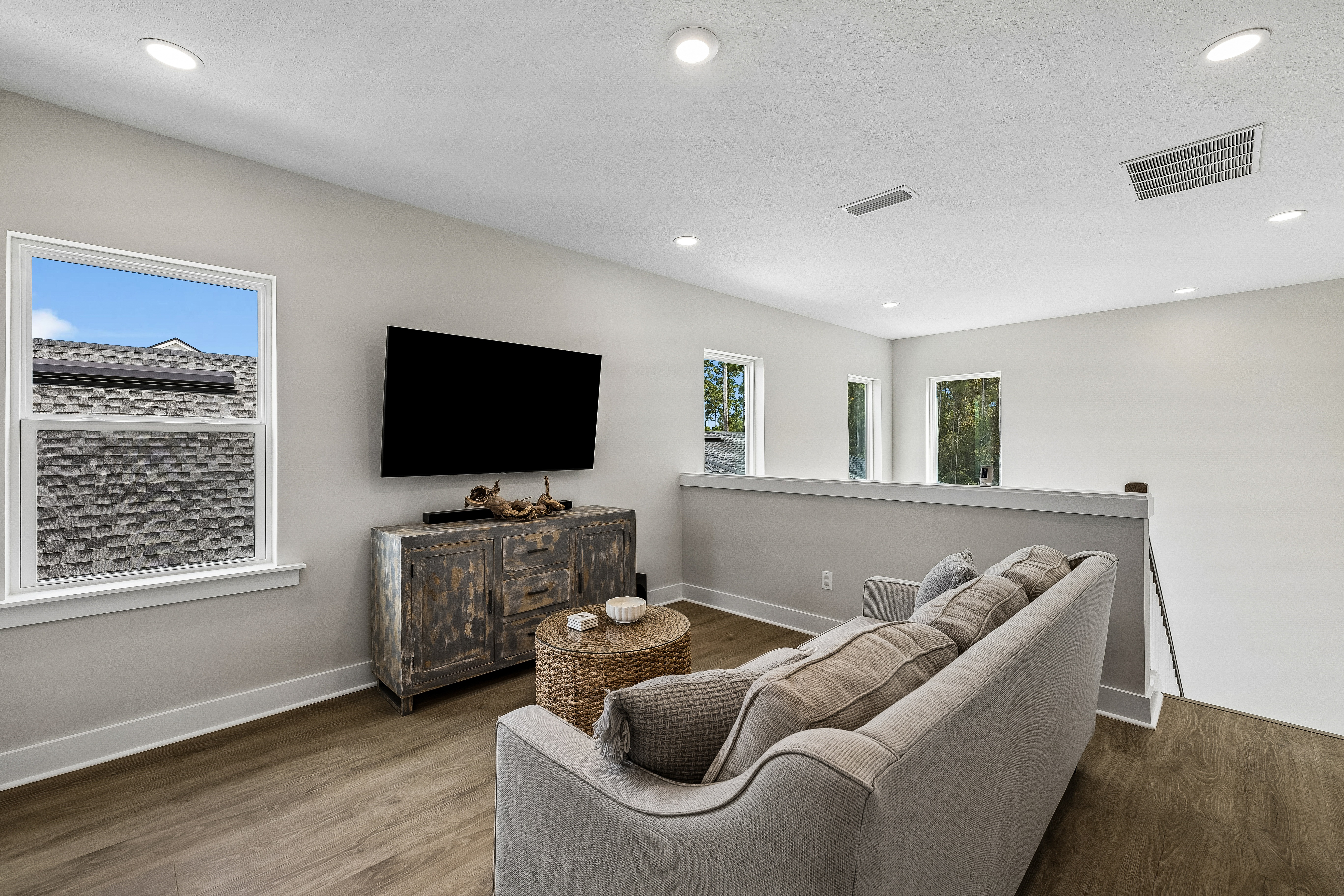  Designer-Finished Two-Story Home With First-Floor Primary And Preserve Views - 物件實景