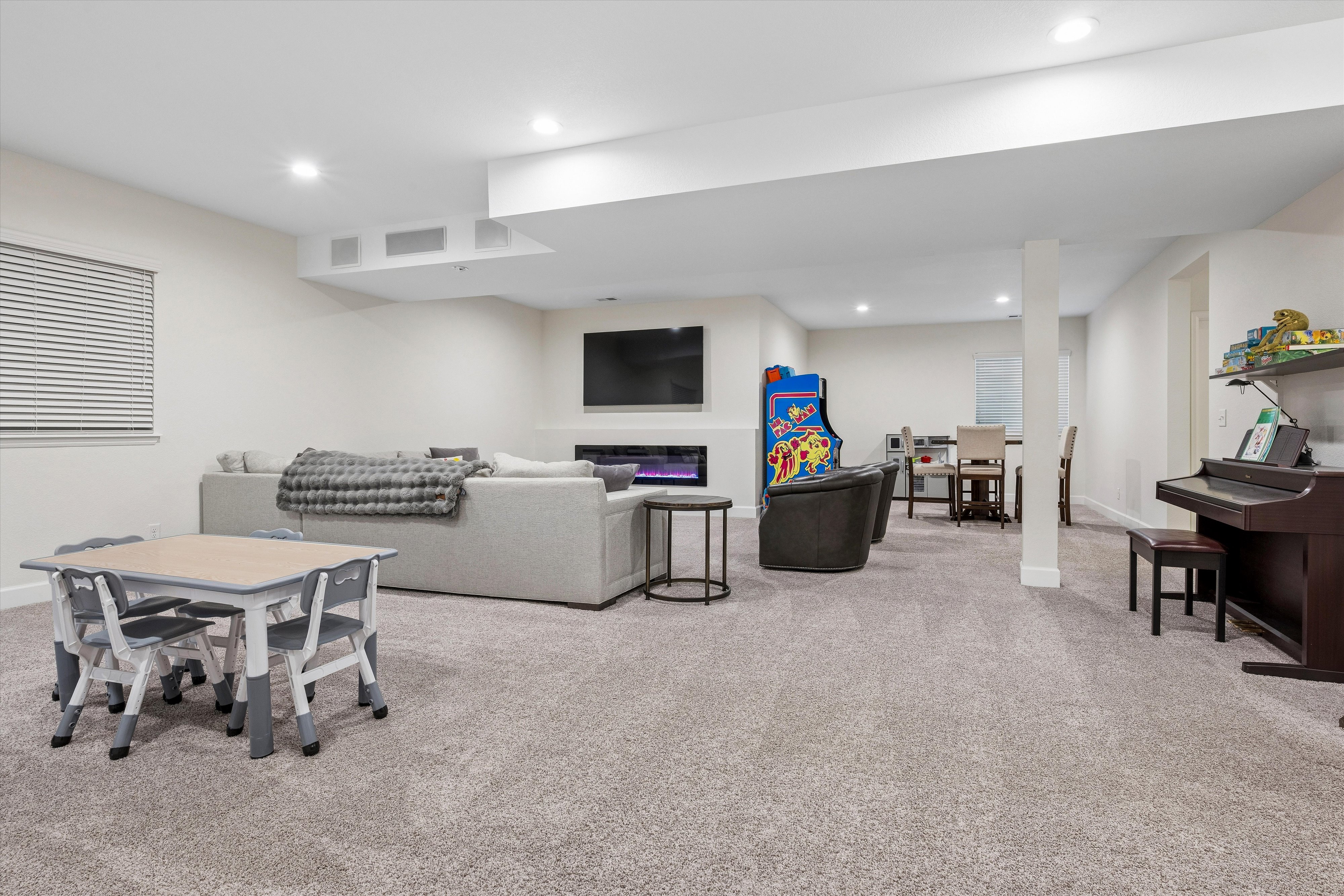  Thoughtfully  Updated and Move-In Ready - 物件實景