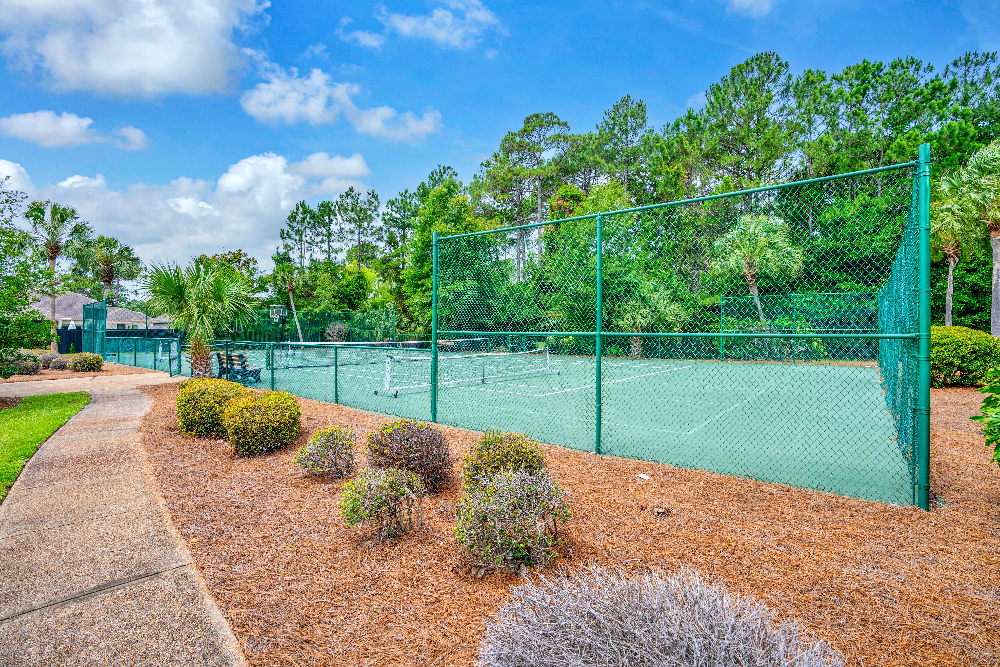  Move-In Ready Brick Home with Spacious Fenced Backyard Near the Bay - 物件實景
