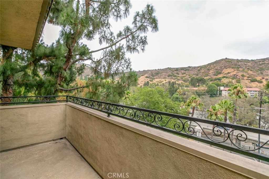 Los Angeles, California, 90068, United States, 2 Bedrooms Bedrooms, ,1 BathroomBathrooms,Residential,For Sale,1940489