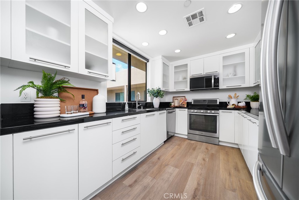 Glendale, California, 91205, United States, 2 Bedrooms Bedrooms, ,2 BathroomsBathrooms,Residential,For Sale,1950855