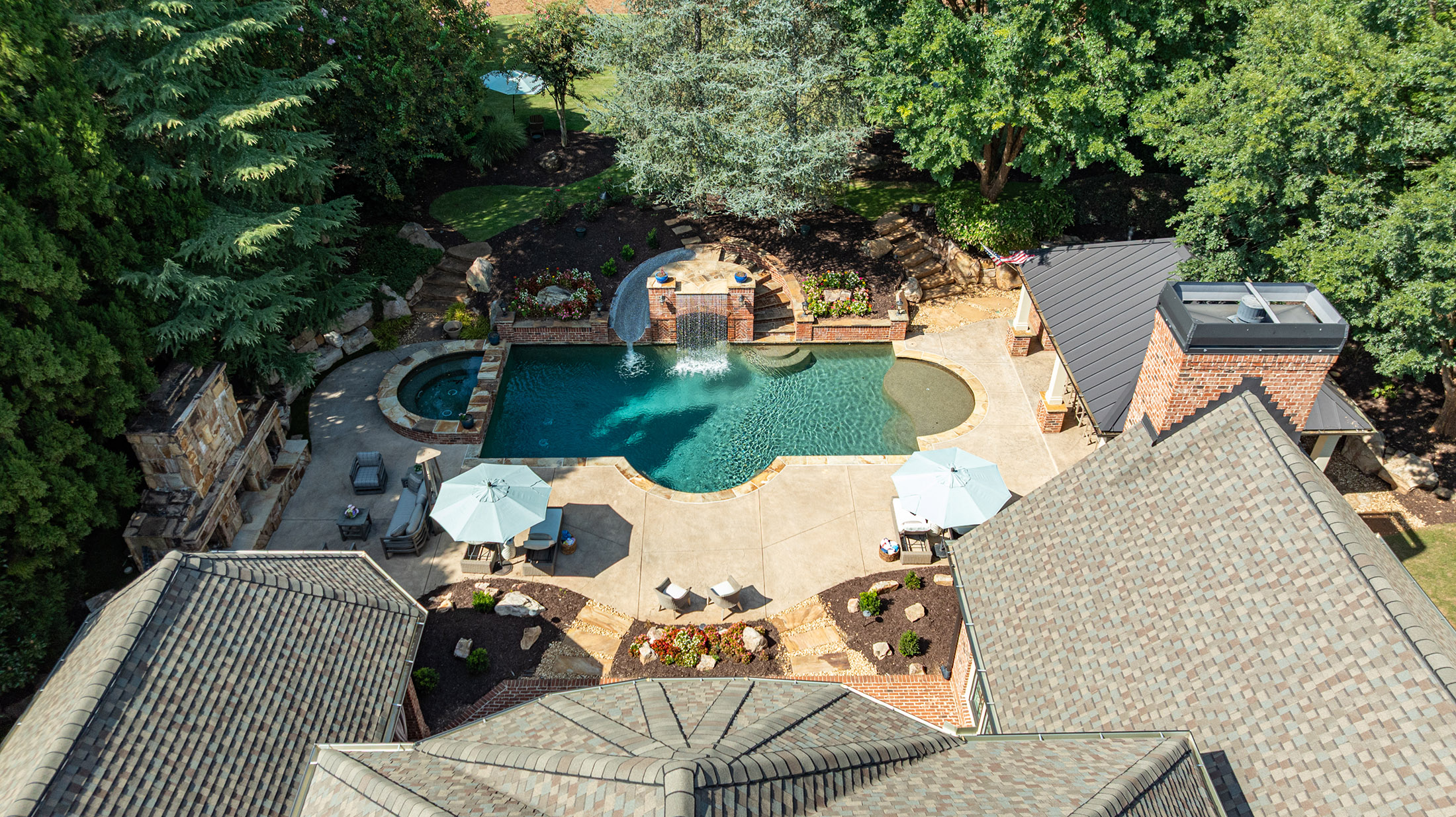 Impressive Brick Estate on a Private Wooded 1+/- Acre Lot in The Manor - 物件實景