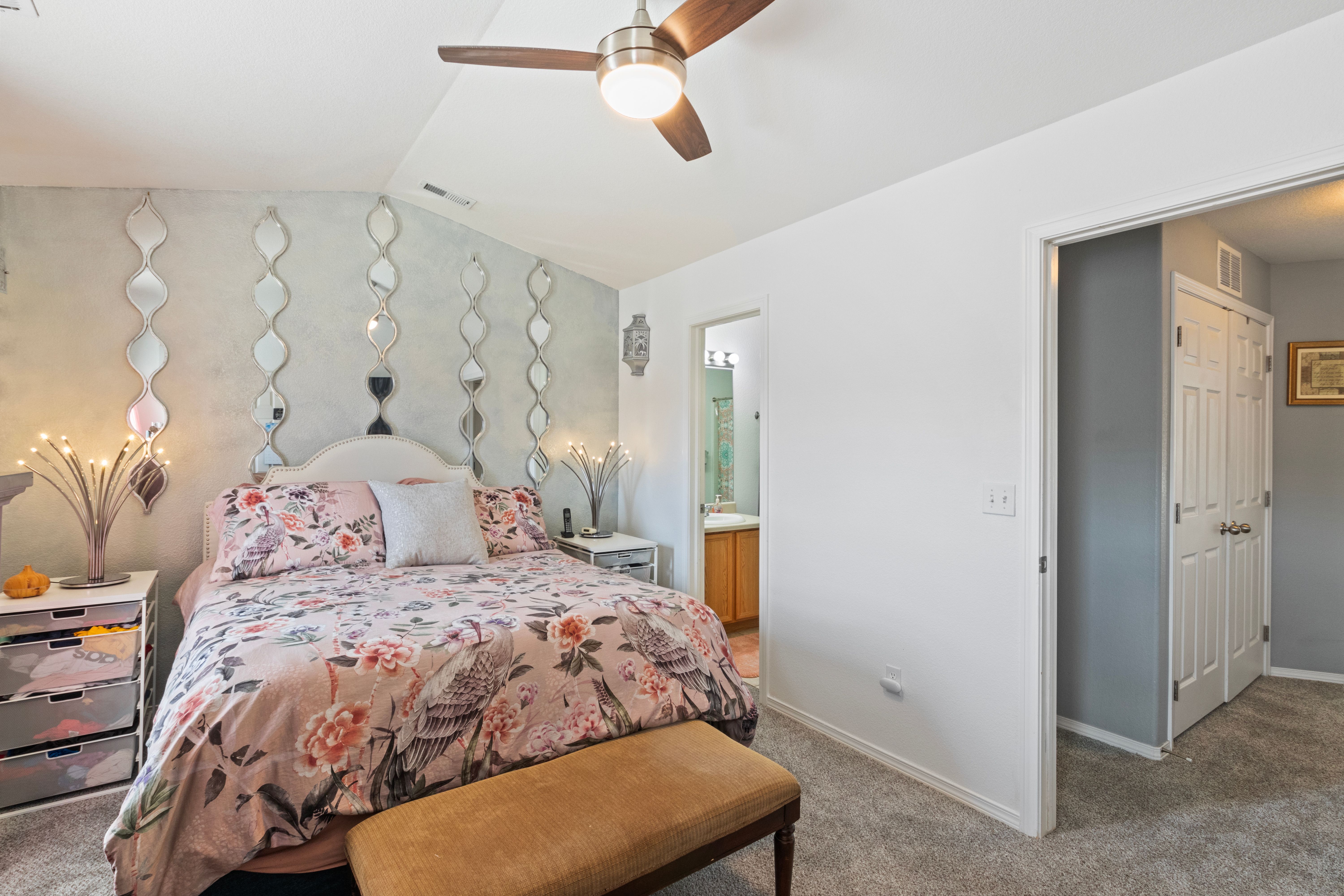  This Delightful GEM Features a Livable Floorplan with a Seamless Layout - 物件實景
