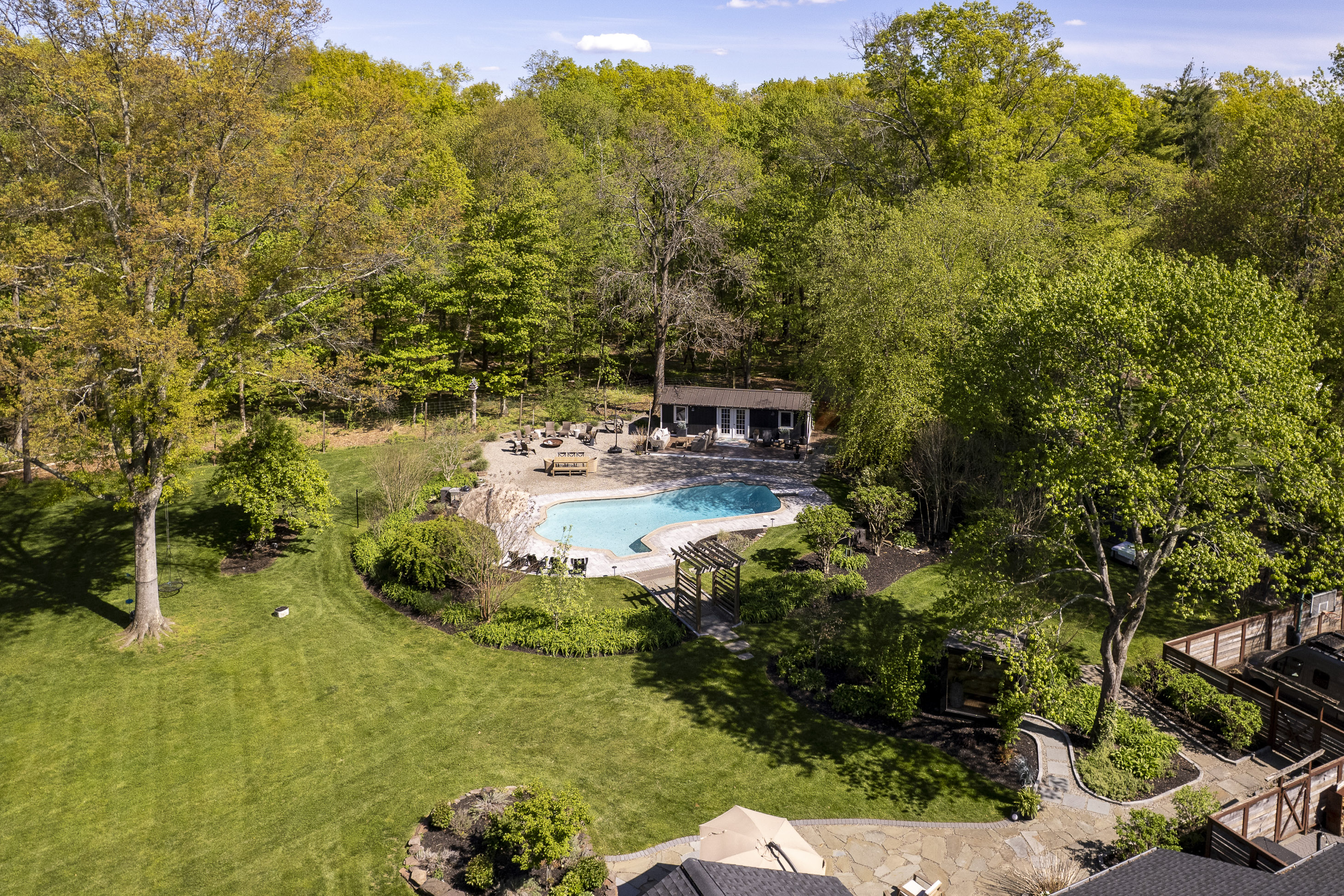  Turnkey Home Featuring Designer Kitchen, New Baths, and Resort-Style Yard - 物件實景