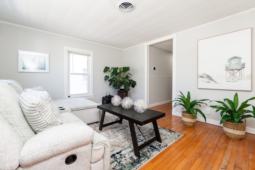 Winthrop, Massachusetts, 02152, United States, 6 Bedrooms Bedrooms, ,3 BathroomsBathrooms,Residential,For Sale,1904255