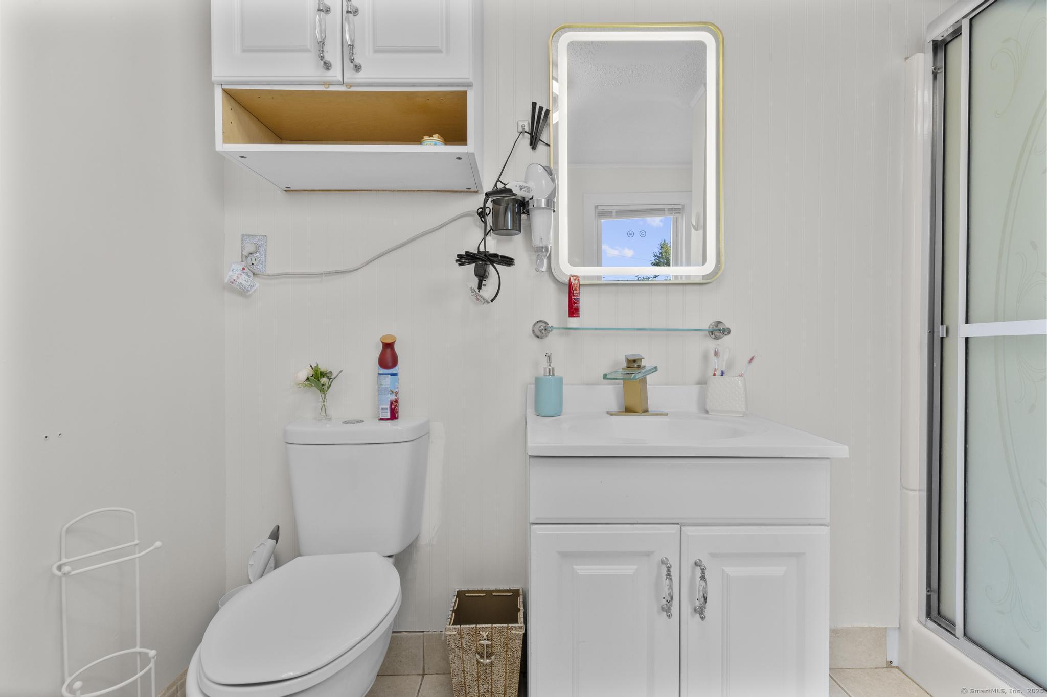 Milford, Connecticut, 06460, United States, 3 Bedrooms Bedrooms, ,2 BathroomsBathrooms,Residential,For Sale,1942081