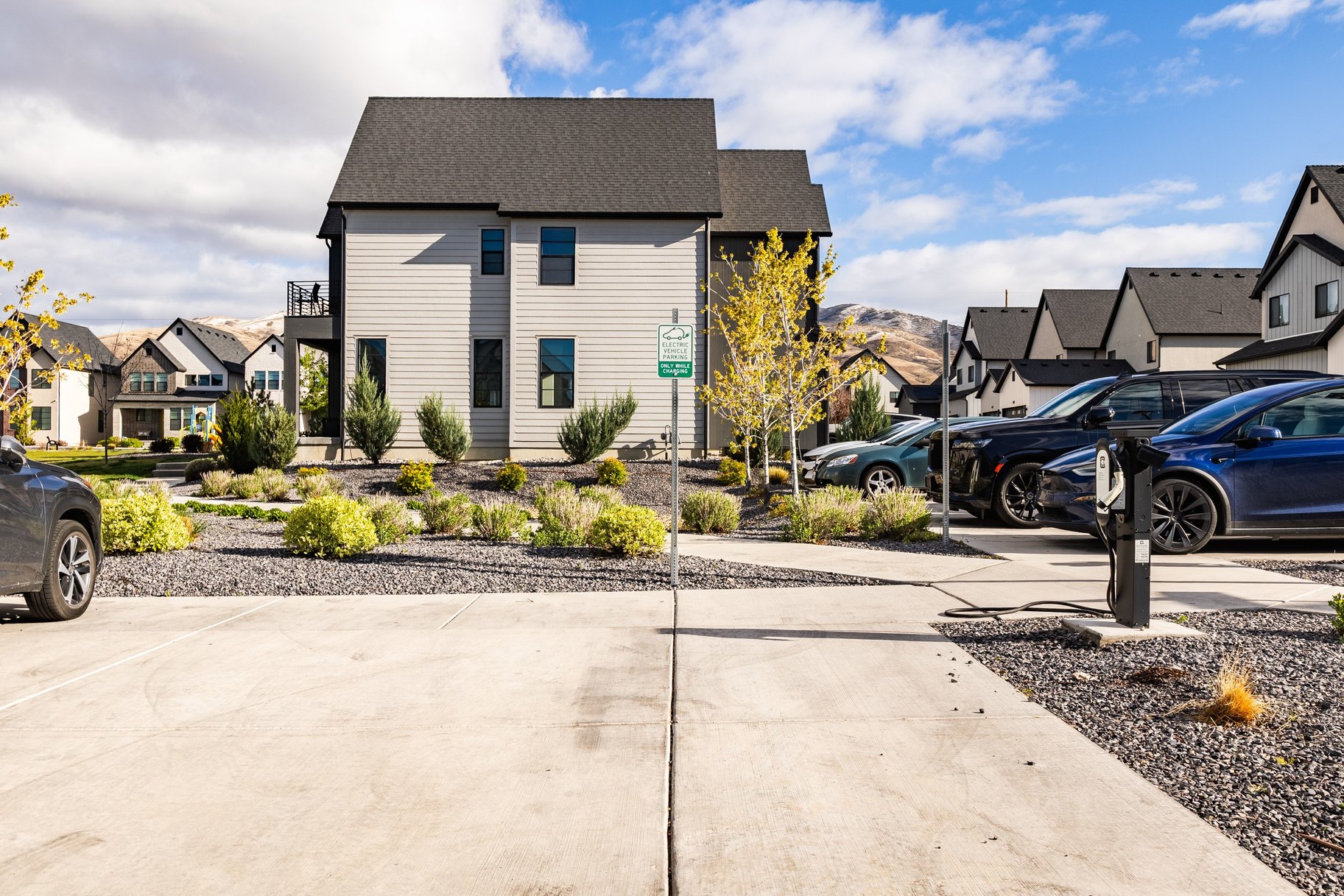  Fully Finished Cottage Style on a Corner Lot - 物件實景