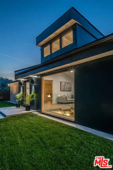 Los Angeles, California, 90068, United States, 6 Bedrooms Bedrooms, ,7 BathroomsBathrooms,Residential,For Sale,1840011