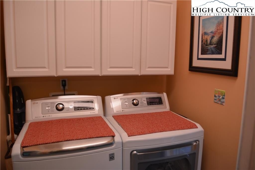 Elk Park, North Carolina, 28622, United States, 3 Bedrooms Bedrooms, ,3 BathroomsBathrooms,Residential,For Sale,1984406